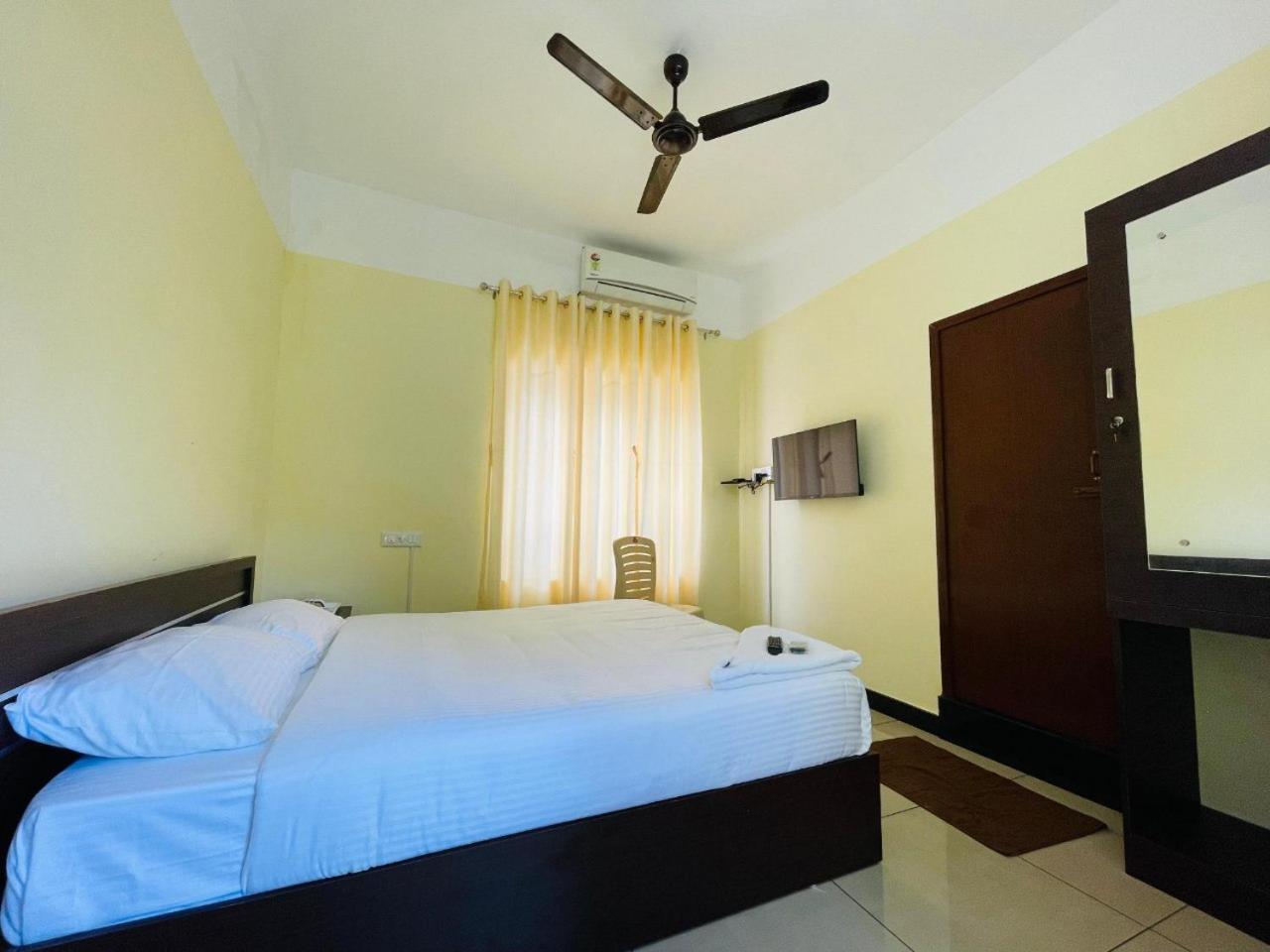 Отель Akr Residency Kazhakuttam Экстерьер фото